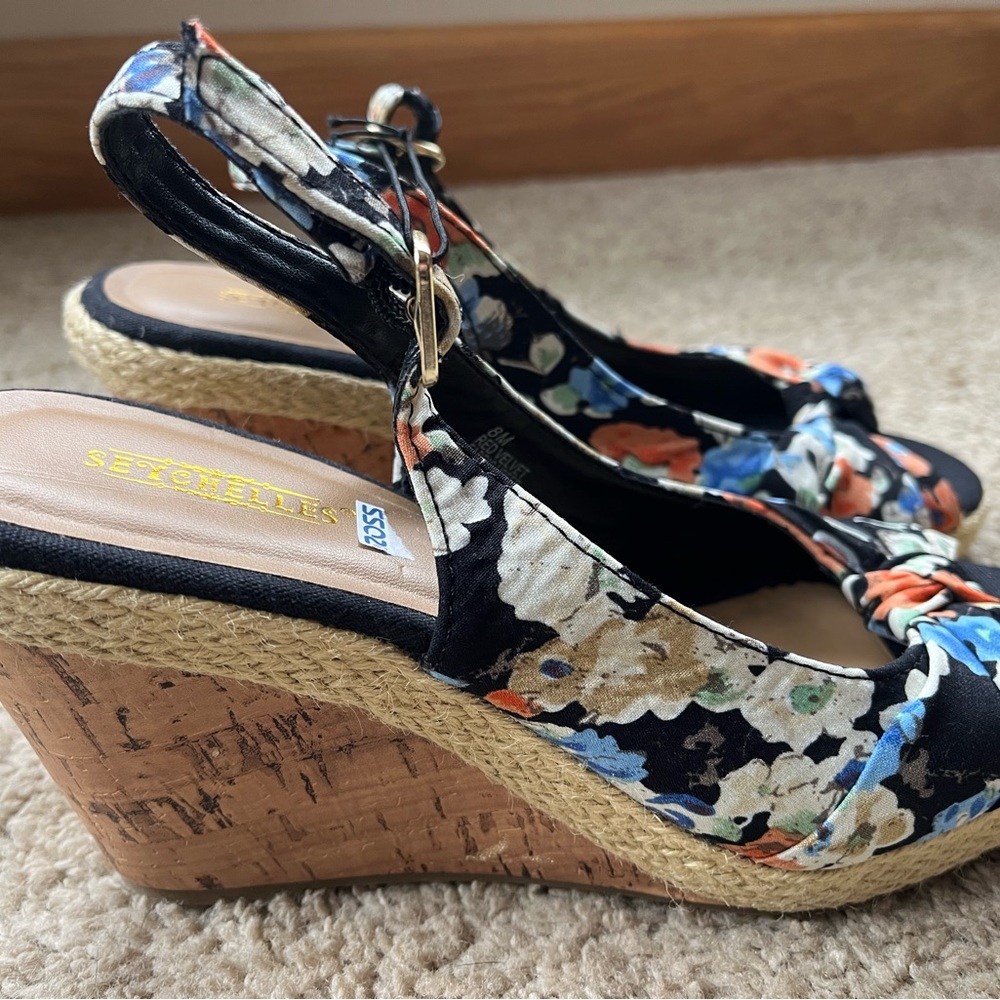 Seychelles Floral Wedge Heels Size 8 black multicolor. Brand new!!
